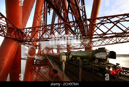 Il treno Flying Scotsman attraversa il Forth Rail Bridge mentre continua il suo tour in Gran Bretagna. Foto Stock