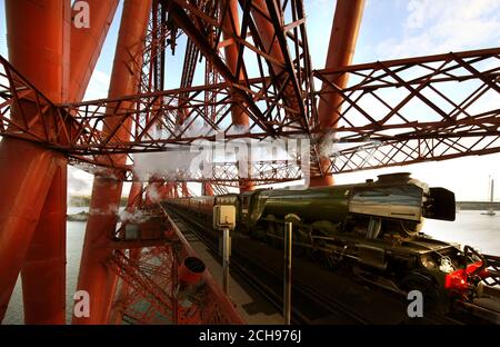 Il treno Flying Scotsman attraversa il Forth Rail Bridge mentre continua il suo tour in Gran Bretagna. Foto Stock