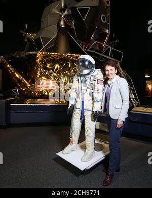 Il primo astronauta britannico Helen Sharman al Museo della Scienza di Londra con la tuta spaziale che indossava 25 anni fa nel suo viaggio nello spazio. Foto Stock