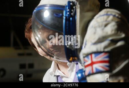 Il primo astronauta britannico Helen Sharman al Museo della Scienza di Londra con la tuta spaziale che indossava 25 anni fa nel suo viaggio nello spazio. Foto Stock