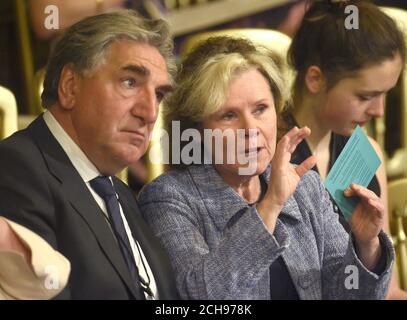 Gli attori Jim carter e Imelda Staunton (centro) prendono posto davanti all'apertura di Stato del Parlamento, nella Camera dei Lord al Palazzo di Westminster a Londra. Foto Stock