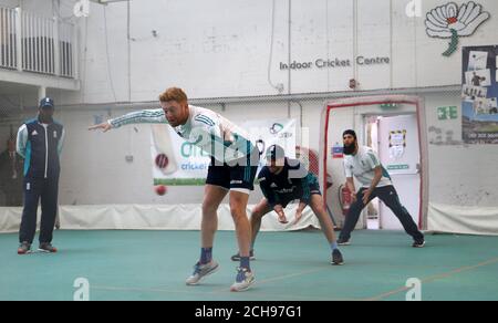 Jonny Bairstow (a sinistra), James Anderson (al centro) e Moeen Ali durante una sessione di reti indoor a Headingley, Leeds. Foto Stock