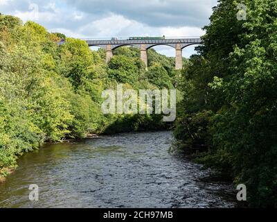 Pontcysyllte Aqueduct Canal Sito Patrimonio dell'Umanità che attraversa il fiume Dee vicino a Wrexham Galles del Nord Regno Unito Foto Stock