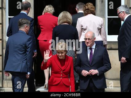 Primo Ministro Nicola Sturgeon con Vice primo Ministro e Segretario di Gabinetto per l'Educazione John Swinney al di fuori della Bute House a Edimburgo. Foto Stock