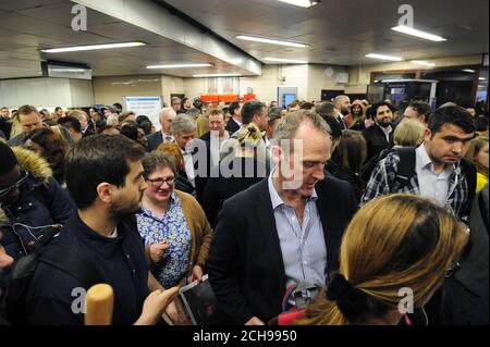 Folla all'interno della stazione della metropolitana di Seven Sisters. Foto Stock