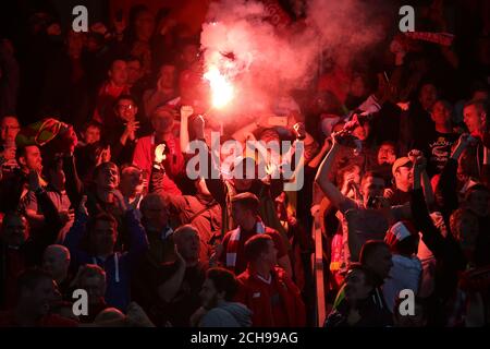 I tifosi di Liverpool festeggiano dopo che Daniel Sturridge (non raffigurato) di Liverpool ha ottenuto il primo gol della partita durante la finale della UEFA Europa League a St. Jakob-Park, Basilea, Svizzera. Foto Stock