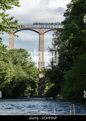 Pontcysyllte Aqueduct Canal Sito Patrimonio dell'Umanità che attraversa il fiume Dee vicino a Wrexham Galles del Nord Regno Unito Foto Stock