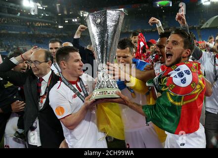 Grzegorz Krychowiak di Siviglia (da sinistra a destra), Yevhen Konoplyanka, Thimothe Kolodzieczak e Daniel Carrico con il Trofeo Europa League dopo la finale della UEFA Europa League a St. Jakob-Park, Basilea, Svizzera. Foto Stock