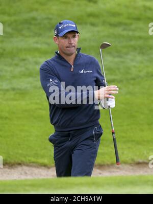 Il Padraig Harrington dell'Irlanda gioca fuori da un bunker al quattordicesimo verde durante il giorno uno dell'Irish Open al K Club, contea Kildare. Foto Stock