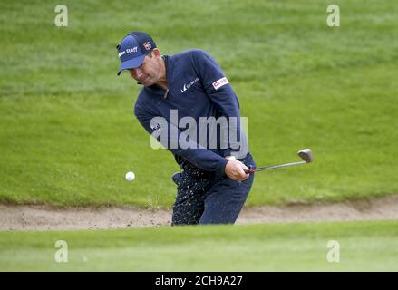 Il Padraig Harrington dell'Irlanda gioca fuori da un bunker al quattordicesimo verde durante il giorno uno dell'Irish Open al K Club, contea Kildare. Foto Stock