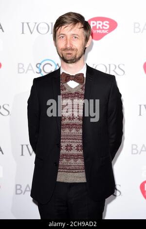 Neil Hannon della Divina Commedia partecipa al 61° Premio musicale annuale Ivor Novello alla Grosvenor House di Londra. PREMERE ASSOCIAZIONE foto. Data immagine: Giovedì 19 maggio, 2016. Guarda la storia di PA SHOWBIZ Novello. Il credito fotografico dovrebbe essere: Ian West/PA Wire Foto Stock