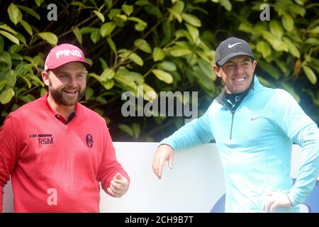 Andy Sullivan dell'Inghilterra (a sinistra) condivide una battuta con Rory McIlroy dell'Irlanda del Nord sul quarto tee durante il giorno uno dell'Irish Open al K Club, County Kildare. PREMERE ASSOCIAZIONE foto. Data immagine: Giovedì 19 maggio 2016. Vedi PA storia GOLF Irish. Il credito fotografico dovrebbe essere: Brian Lawless/PA Wire. RESTRIZIONI: Solo per uso editoriale. Nessun uso commerciale. Nessuna falsa associazione commerciale. Nessuna emulazione video. Nessuna manipolazione delle immagini. Foto Stock