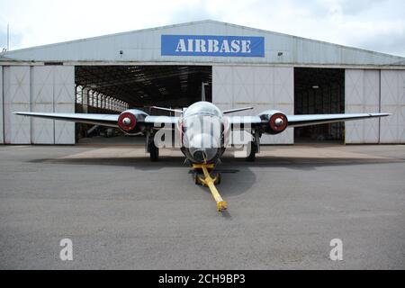 Una veduta del bombardiere di Canberra WK163 all'aeroporto di Coventry, un jet da record dell'età d'oro del volo britannico, che deve essere ripristinato al cielo dalla squadra che ha messo un bombardiere Vulcan di nuovo in aria. Foto Stock