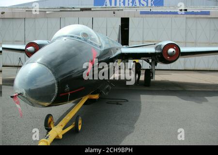 Una veduta del bombardiere di Canberra WK163 all'aeroporto di Coventry, un jet da record dell'età d'oro del volo britannico, che deve essere ripristinato al cielo dalla squadra che ha messo un bombardiere Vulcan di nuovo in aria. Foto Stock