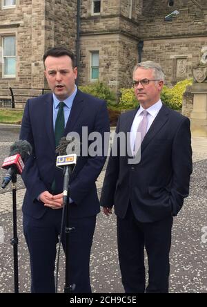 Colum Eastwood (a sinistra), leader del Partito socialdemocratico e laburista (SDLP), con Alex Attwood MLA, fuori dal Castello di Stormont a Belfast, mentre il partito ha annunciato che sta abbandonando l'amministrazione della condivisione del potere in Irlanda del Nord per far parte della nuova opposizione. Foto Stock