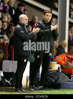 Paul Heckingbottom (a destra), direttore del custode di Barnsley, applaude dalla linea di contatto durante lo Sky Bet League One Play-Off, seconda tappa allo stadio di Banks, Walsall. Foto Stock