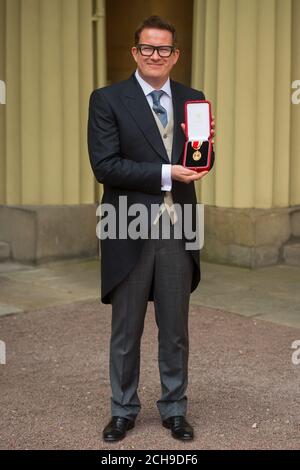 Coreografo Sir Matthew Bourne dopo aver ricevuto la sua Knighthood in una cerimonia di investitura a Buckingham Palace, Londra. Foto Stock