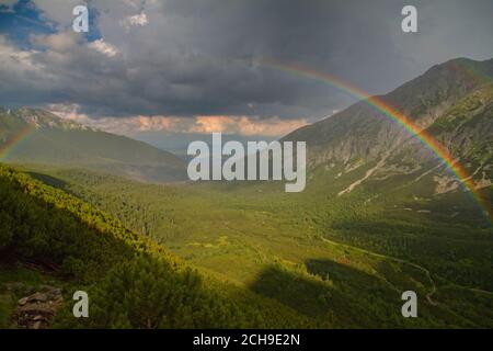 Arcobaleno attraverso una valle in Tatra Moutains Foto Stock