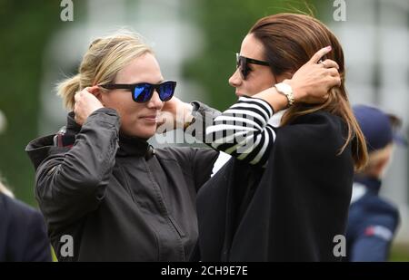 Zara Tindall (a sinistra) e Natalie Pinkham durante GLI ISP HANDA Mike Tindall Celebrity Golf Classic in aiuto di Rugby for Heroes e la Matt Hampson Foundation, al Belfry Golf &amp; Resort Hotel a Sutton. Foto Stock