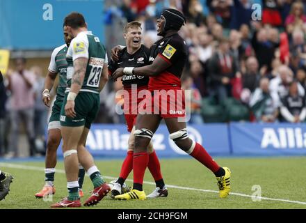 Chris Ashton di Saracens festeggia il suo quinto tentativo durante la semifinale Aviva Premiership ad Allianz Park, Londra. Foto Stock