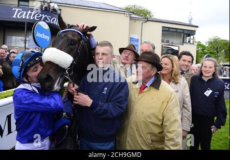 Il fantino Chris Hayes bacia Awtaad insieme all'allenatore Kevin Prendergast (cravatta rossa) dopo il suo giro vincente nei Tattersalls Irish 2000 Guineas durante il giorno uno dei Tattersalls Irish Guineas festival, presso l'ippodromo di Curragh. Foto Stock