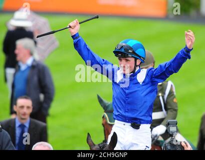 Jockey Chris Hayes festeggia dopo aver cavalcato Awtaad per la vittoria nel Tattersalls Irish 2,000 Guineas durante il giorno uno dei Tattersalls Irish Guineas festival, presso l'ippodromo di Curragh. Foto Stock