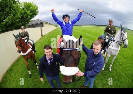 Jockey Chris Hayes festeggia dopo aver cavalcato Awtaad per la vittoria nel Tattersalls Irish 2,000 Guineas durante il giorno uno dei Tattersalls Irish Guineas festival, presso l'ippodromo di Curragh. Foto Stock