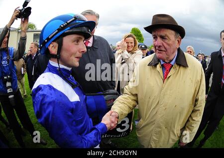 Il fantino Chris Hayes festeggia con l'allenatore Kevin Prendergast dopo aver cavalcato Awtaad per la vittoria nel Tattersale Irish 2,000 Guineas durante il giorno uno del festival Tattersals Irish Guineas, presso l'ippodromo di Curragh. FOTO SCATTATA CON L'OBIETTIVO FISH EYE. PREMERE ASSOCIAZIONE foto. Data immagine: Sabato 21 maggio 2016. Guarda la storia della PA CHE CORRE Curragh. Il credito fotografico dovrebbe essere: Cavo PA. Foto Stock