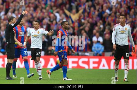 Chris Smalling (a destra) di Manchester United viene mostrato un cartellino rosso dall'arbitro Mark Clattenburg dopo un secondo reato prenotabile durante la finale della fa Cup di Emirates allo stadio di Wembley. PREMERE ASSOCIAZIONE foto. Data immagine: Sabato 21 maggio 2016. Guarda la storia della PA DI CALCIO finale. Il credito fotografico dovrebbe essere: Nick Potts/PA Wire. RESTRIZIONI: Nessun utilizzo con audio, video, dati, elenchi di apparecchi, logo di club/campionato o servizi "live" non autorizzati. L'uso in-match online è limitato a 75 immagini, senza emulazione video. Nessun utilizzo nelle scommesse, nei giochi o nelle pubblicazioni di singoli club/campionati/giocatori. Foto Stock