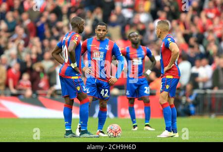 (Da sinistra a destra) Yannick Bolasie di Crystal Palace, Jason Puncheon e Dwight Gayle hanno debuttato alla ripartenza dopo che Manchester United ha segnato il loro secondo gol durante la finale della fa Cup di Emirates allo stadio di Wembley. PREMERE ASSOCIAZIONE foto. Data immagine: Sabato 21 maggio 2016. Guarda la storia della PA DI CALCIO finale. Il credito fotografico dovrebbe essere: Mike Egerton/PA Wire. RESTRIZIONI: SOLO USO EDITORIALE non utilizzare con audio, video, dati, elenchi di apparecchi, logo di club/campionato o servizi "live" non autorizzati. L'uso in-match online è limitato a 75 immagini, senza emulazione video. Nessun utilizzo in scommesse, giochi o single club/campionato/giocatore pubblicati Foto Stock