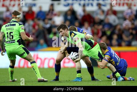 John Bateman dei Wigan Warriors si carica sotto pressione durante la partita del Dacia Magic Weekend a St James' Park, Newcastle. Foto Stock