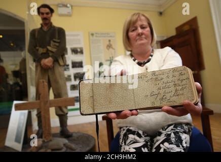 Imbarcata al 0001 lunedì 23 maggio Helen McComb tiene il diario del suo grande zio privato Thomas Chambers, noto come Tommy, che era tra quasi 20,000 soldati britannici uccisi il primo giorno della battaglia della Somme, al Royal Irish Fusiliers Museum di Armagh. Foto Stock