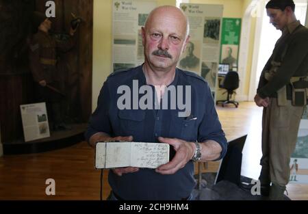 Imbarcato al 0001 lunedì 23 maggio il ricercatore locale Eric Nesbitt tiene il diario di Thomas Chambers, noto come Tommy, che era tra quasi 20,000 soldati britannici uccisi il primo giorno della battaglia della Somme, al Royal Irish Fusiliers Museum di Armagh. Foto Stock