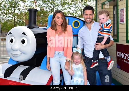 Michelle Heaton, marito Hugh Hanley, figlia Faith, 4 e figlio AJ, 2, partecipa alla prima di 'la Grande corsa', l'ultimo film di Thomas and Friends, al Kings Cross Theatre di Londra. Foto Stock