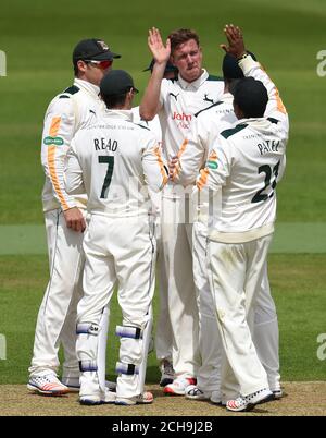 La Jake Ball di Nottinghamshire (al centro) festeggia con i suoi compagni di squadra dopo aver preso il wicket di Michael Carberry dell'Hampshire (non raffigurato) durante la partita di Specsavers County Championship, Divisione uno all'Ageas Bowl di Southampton. Foto Stock