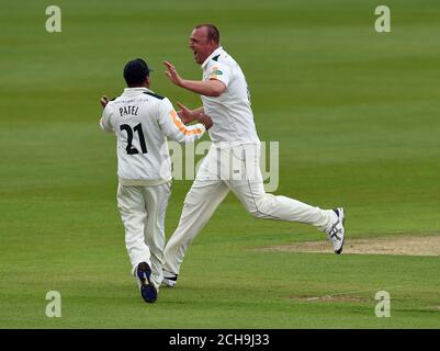 Luke Fletcher di Nottinghamshire (a destra) festeggia con il suo compagno di squadra Samit Patel dopo aver preso il wicket di Liam Dawson di Hampshires (non raffigurato) durante la partita della Specsaver County Championship, Divisione uno all'Ageas Bowl di Southampton. Foto Stock