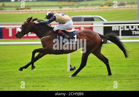 L'affascinante Rock guidato da Pat Smullen vince la Tattersalls Gold Cup durante il secondo giorno del Tattersalls Irish Guineas Festival all'Ippodromo di Curragh. Foto Stock