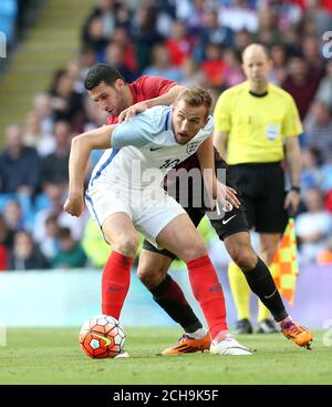 L'inglese Harry Kane tiene fuori l'Ismail Koybasi della Turchia (dietro) durante la partita amichevole internazionale all'Etihad Stadium, Manchester. Foto Stock