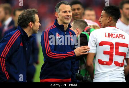 L'assistente tecnico del Manchester United Albert Stuivenberg (a sinistra) festeggia con l'assistente direttore Ryan Giggs e Jesse Lingard (a destra) Foto Stock