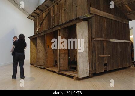 Un'installazione di Simon Starling al lancio stampa del Turner Prize di quest'anno a Tate Britain, Londra, lunedì 17 ottobre 2005. Oggi è stata inaugurata la mostra con opere dei quattro candidati Turner Prize di quest'anno. L'elenco di selezione è generalmente noto per il valore di scarica. I vincitori controversi del premio hanno precedentemente incluso Damien Hirst, famoso per il suo squalo sottaceto, Chris Ofili, noto per aver incorporato sterco elefante nei suoi dipinti, e il vasaio travestito Grayson Perry. Vedi storia PA ARTS Turner. PREMERE ASSOCIAZIONE foto. Il credito fotografico dovrebbe essere: Stefan Rousseau/PA. Foto Stock