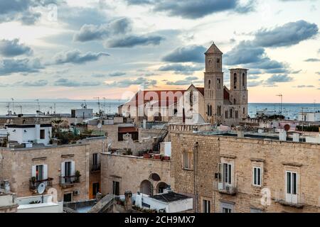 Splendida vista sui tetti di Giovinazzo, tipico borgo antico nei pressi di Bari in Puglia, nel sud Italia Foto Stock