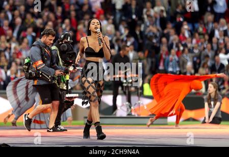 Arlitsa si esibisce durante l'intrattenimento pre-partita Foto Stock