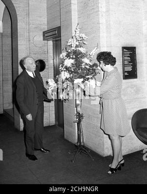 I fiori inviati da Slazenger sono esposti nel foyer dell'Associazione Stampa. Celebravano il 50° anniversario del PA's Sports Club. Foto Stock