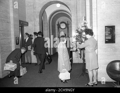 I fiori inviati da Slazenger sono esposti nel foyer dell'Associazione Stampa. Celebravano il 50° anniversario del PA's Sports Club. Foto Stock