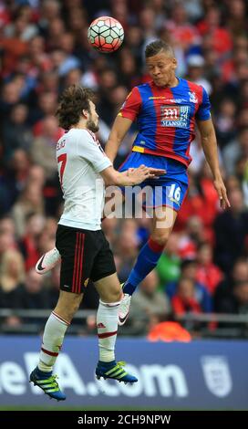 Daley Blind di Manchester United (Left  e la battaglia di Dwight Gayle di Crystal Palace per la palla Foto Stock