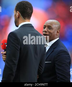 L'ex calciatore di Crystal Palace Ian Wright (a destra) scherza all'ex Il lettore Manchester United Rio Ferdinand mentre lavora come TV Pundit BT sport Foto Stock