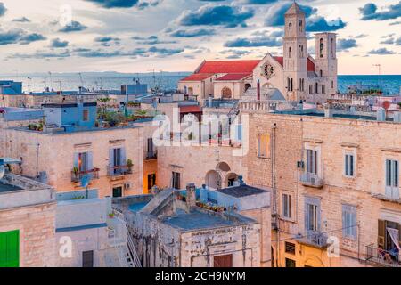Splendida vista sui tetti di Giovinazzo, tipico borgo antico nei pressi di Bari in Puglia, nel sud Italia Foto Stock