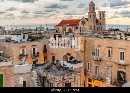 Splendida vista sui tetti di Giovinazzo, tipico borgo antico nei pressi di Bari in Puglia, nel sud Italia Foto Stock