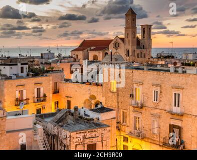Splendida vista sui tetti di Giovinazzo, tipico borgo antico nei pressi di Bari in Puglia, nel sud Italia Foto Stock