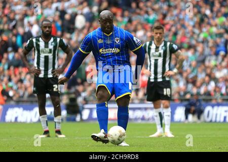 AFC Wimbledon's Adebayo Akinfenwa segna il secondo gol del suo lato da il punto di penalità Foto Stock